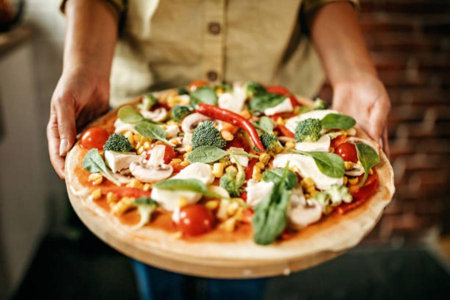 Descubre la pizza vegana que está causando furor 1 Moncloa Receta de la pizza vegana