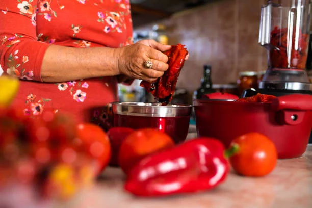 El truco viral para pelar pimientos que está cambiando el juego en la cocina 1 Moncloa El truco de TikTok para pelar pimientos