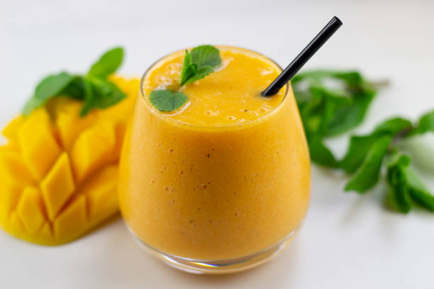 Descubre el hack viral que te convertirá en experto pelador de mangos 1 Moncloa Cómo incorporar esta fruta a tu dieta