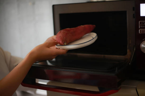 Cómo cocinar boniatos de manera perfecta en el microondas en dos minutos 1 Moncloa Cómo preparar boniatos en 2 minutos