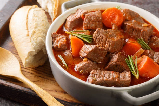 3 recetas irresistibles para cocinar en tu olla exprés que debes probar ya 3 Moncloa Estofado de carne para disfrutar de un clásico plato