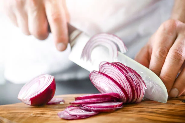Estos son los 5 alimentos que debes evitar si sufre de colon irritable 2 Moncloa Evita o reduce el consumo de cebolla