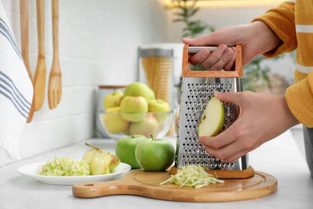 Preparación del budín de manzana sin harinas