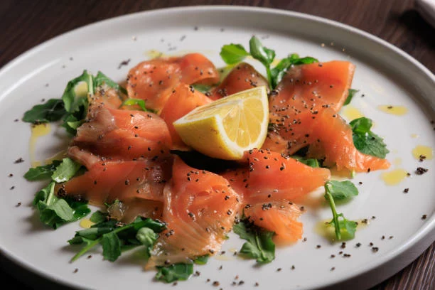 Salmón ahumado: el tono impacta en la presentación del plato