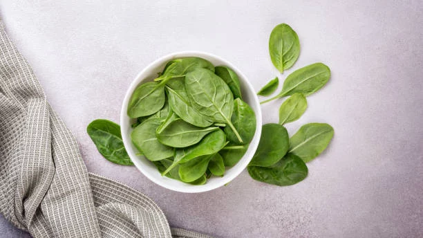 La clave de la vitamina K: 5 alimentos esenciales que debes conocer 4 Moncloa Las hojas verdes ofrecen una abundante cantidad de esta vitamina