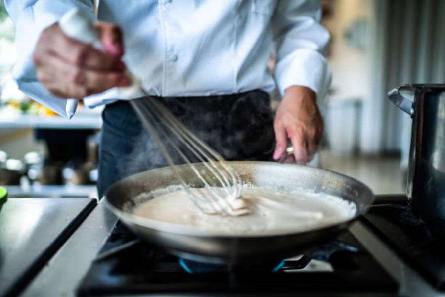 Bechamel sin grumos: 7 trucos para una salsa perfecta 1 Moncloa Trucos para una salsa bechamel perfecta