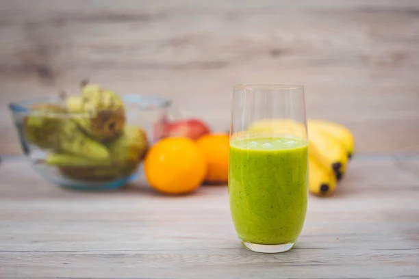 3 zumos detox que sí funcionan para eliminar las toxinas de tu cuerpo 3 Moncloa Zumo de plátano, mango y germinados de alfalfa