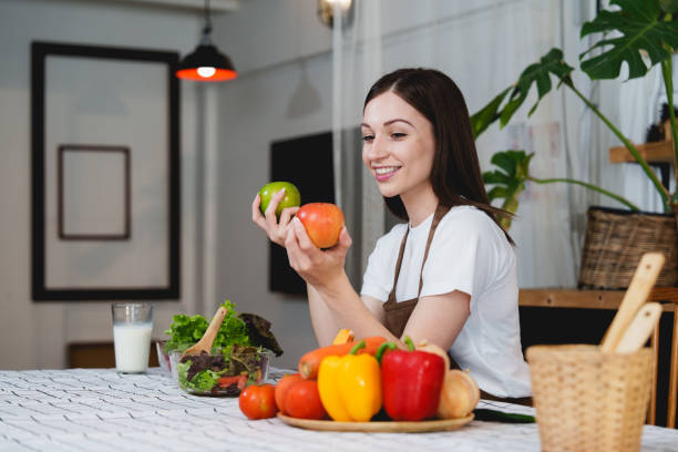 Lo que nunca te dijeron sobre comer frutas y verduras con piel: los peligros a los que te expones 1 Moncloa El peligro de comer frutas y verduras con piel
