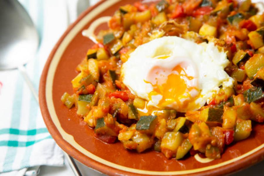 Mejora tu pisto, el consejo que tu abuela nunca te contó para potenciar su sabor 2 Moncloa ¿Plato principal o guarnición?