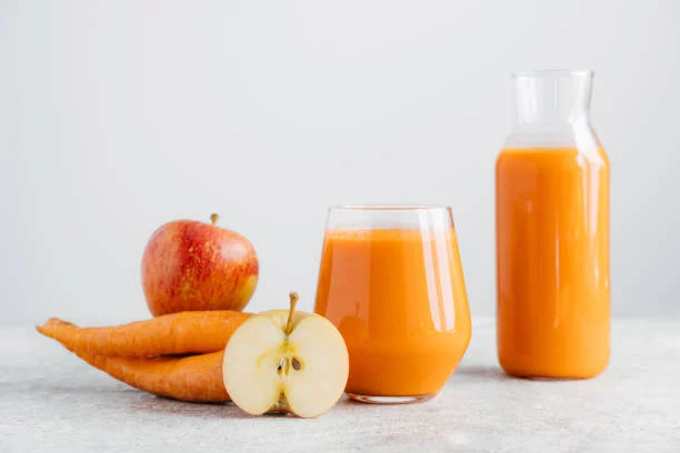 3 zumos detox que sí funcionan para eliminar las toxinas de tu cuerpo 2 Moncloa Zumo de zanahoria, piña y manzana