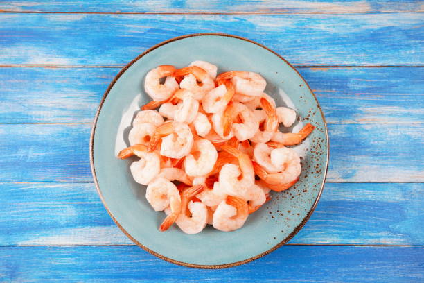 Reinventa tu ensaladilla: 3 recetas únicas que te sorprenderán 2 Moncloa Una opción con langostinos y salsa de soja