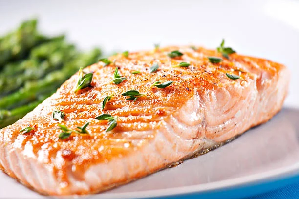 3 alimentos que, según los expertos en nutrición, ayudan a alargar tu vida 3 Moncloa Pescado graso: fuente de proteínas y ácidos grasos