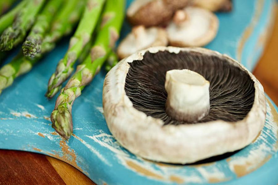 Descubre el ingrediente misterioso que transformará tu salteado de espárragos en una obra maestra culinaria 1 Moncloa Cómo realizar este salteado de espárragos