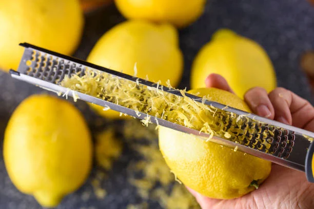 Formas de incorporar cáscara de limón en la comida