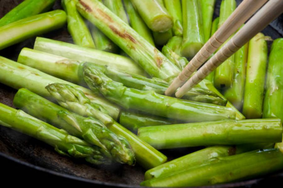 Descubre el ingrediente misterioso que transformará tu salteado de espárragos en una obra maestra culinaria 2 Moncloa El ingrediente misterioso que lo transformará en una obra