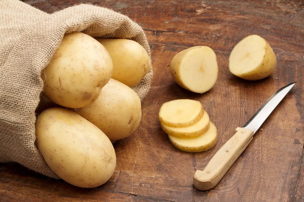 Cómo acabar con el estreñimiento con este jugo de papa que puedes preparar en 5 minutos 2 Moncloa ¿Cómo tomar jugo de papa?