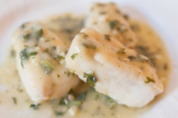Cómo preparar lubina al vapor con patatas y mojo verde: Receta fácil y saludable
