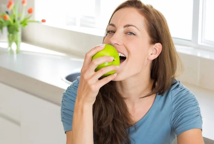 Por qué debemos comer manzana verde para tener energía