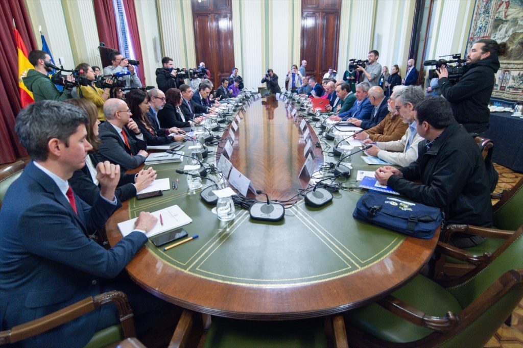 Luis Planas se reunió con Asociación Agraria de Jóvenes Agricultores (Asaja), Coordinadora de Organizaciones de Agricultores y Ganaderos (COAG) y Unión de Pequeños Agricultores y Ganaderos (UPA), en la sede del Ministerio, a 28 de febrero de 2024. Pero las 18 primeras medidas fueron insuficientes. Ahora, con 43, UPA ya cesará las movilizaciones.