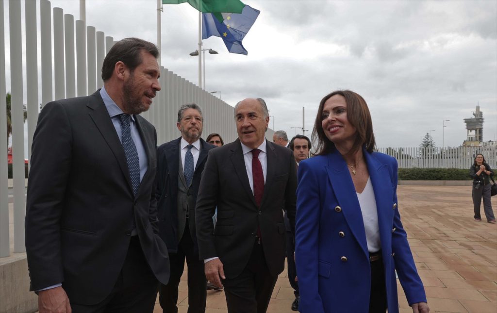 Andalucía duplica la red de transporte en viajeros y kilómetros 2 Moncloa El ministro de Transportes y Movilidad Sostenible, Óscar Puente y la consejera de Fomento y Articulación del territorio en Andalucía, Rocío Díaz.
