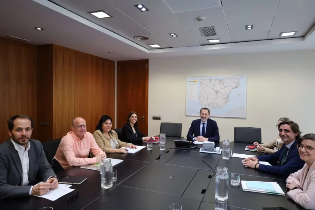 Judith Piquet se reunió con el presidente de ADIF para que se reanude la reforma de la estación central de Renfe. 