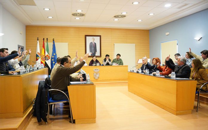 Pleno extraordinario de don Benito donde la alcaldesa ha expulsado a varias personas.