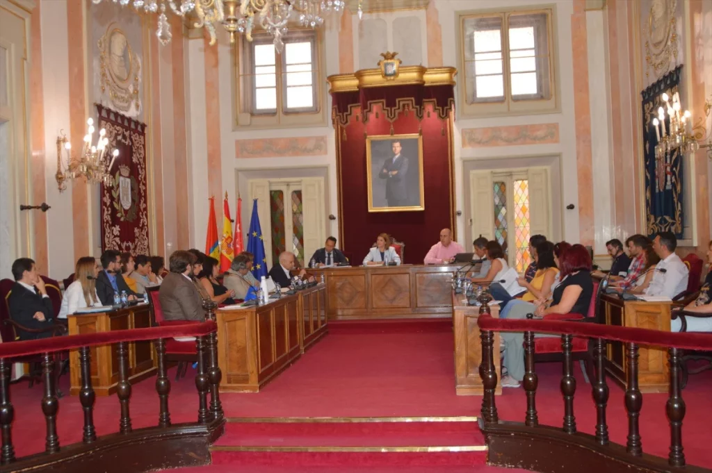 En el pleno del Ayuntamiento de Alcalá Más Madrid ha reprochado al PSOE su desconcertante posición la ley de la vivienda en municipios tensionados.