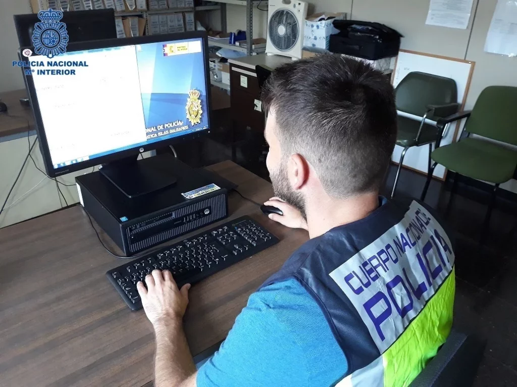Policías y guardias civiles exigen a Marlaska que proteja sus datos 2 Moncloa Los policías exigen a Marlaska que proteja sus datos personales tras el hackeo que ha sufrido la empresa donde se hacen los reconocimientos médicos.