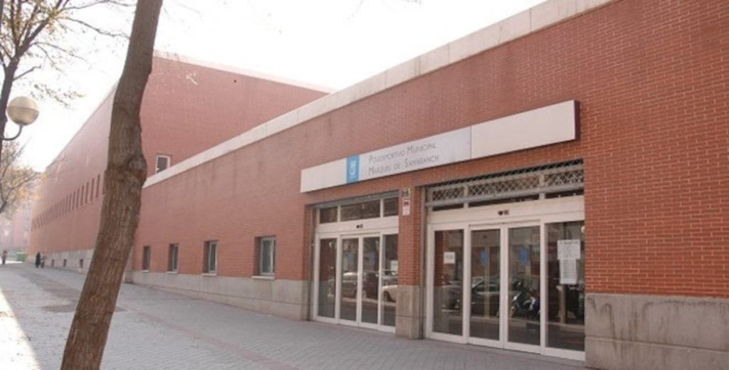 Revuelo en la izquierda por el polémico cierre del Huerto Las Vías 1 Moncloa La AV Pasillo Verde Imperial, que cuenta con el respaldo de Más Madrid y la Federación Regional de Asociaciones de Vecinos (FRAVM), para pedir que se mantenga el huerto en el polideportivo.