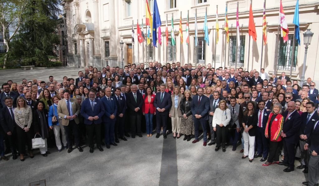 Más de 300 alcaldes y concejales del Partido Popular de toda España han acudido al Senado para mostrar su apoyo al municipalismo.