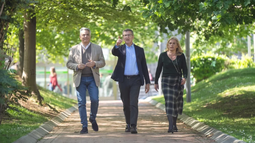 El presidente del PP vasco y candidato a Lehendakari, Javier De Andrés, contó con la compañía del presidente del PP a nivel nacional, Alberto Feijóo.