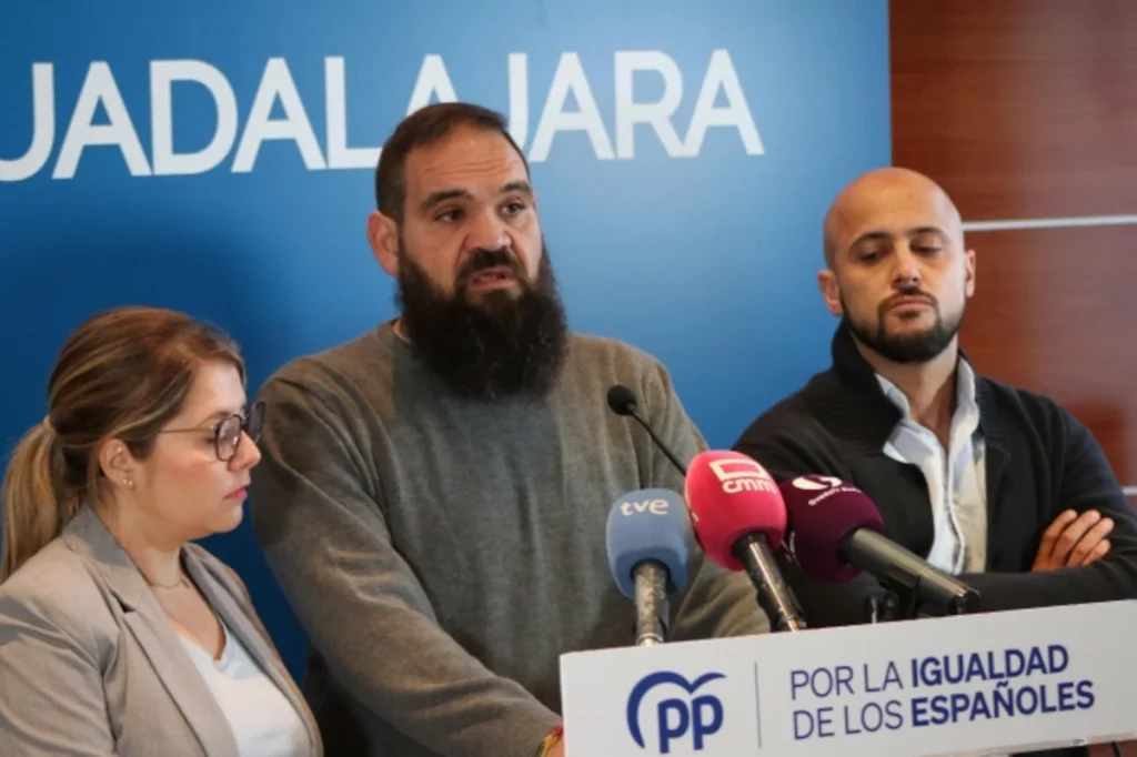 El portavoz del Partido Popular en el Ayuntamiento de Matarrubia, Juan Pablo Carpintero, arropado por el presidente del Comité de portavoces de Castilla-La Mancha, Mane Corral, y la portavoz del PP de Guadalajara, Itziar Asenjo.