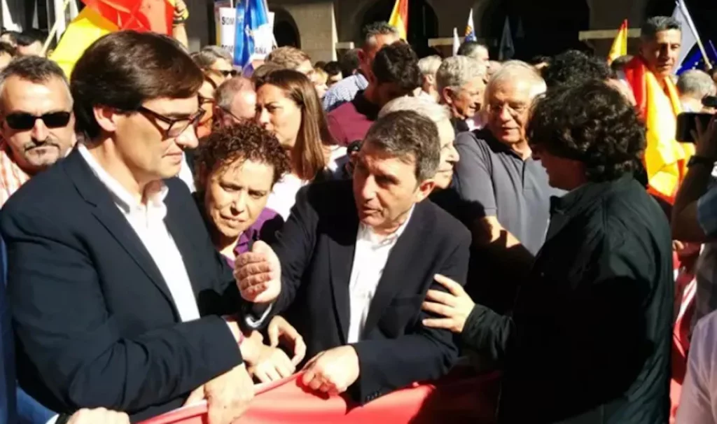 Salvador Illa, en la manifestación del 8-O de 2017, cuando trató de frenar a Puigdemont