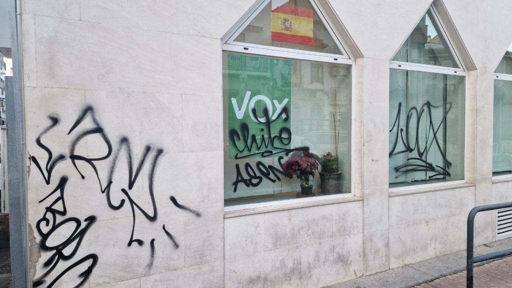 La oficina de Vox en Arganda amaneció llena de pinturas vandálicas.