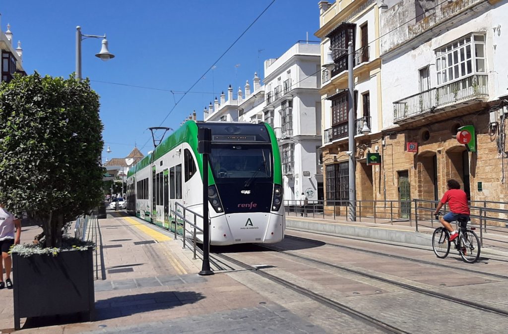 El tranvía de la Bahía de Cádiz a su paso por San Fernando.