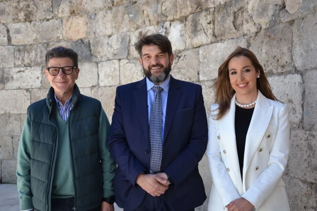 Los tres ediles de Vox en Alcalá, Antonio Peñalver, Víctor Acosta y Pilar Cruz, están en contra de destinar 150.000 euros para un jefe de policía, en vez de contratar a más agentes.