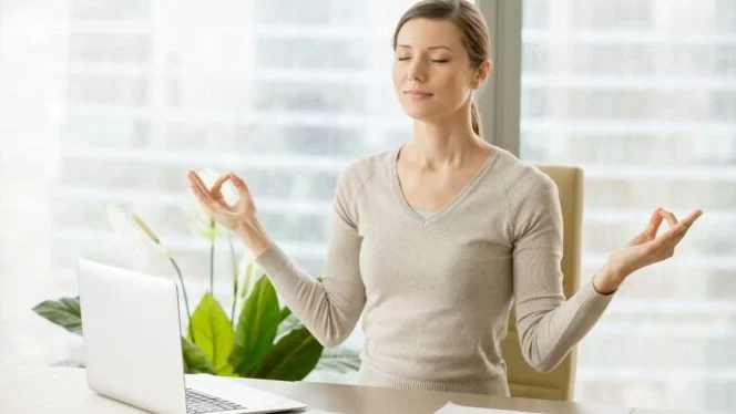 La postura de yoga que puedes hacer en la oficina para combatir el dolor de espalda 1 Moncloa Otros beneficios del yoga en la oficina