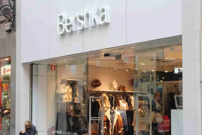La camiseta sin mangas de Bershka que triunfa entre las ejecutivas para sus días libres: ¡Comodidad y estilo a la vez!