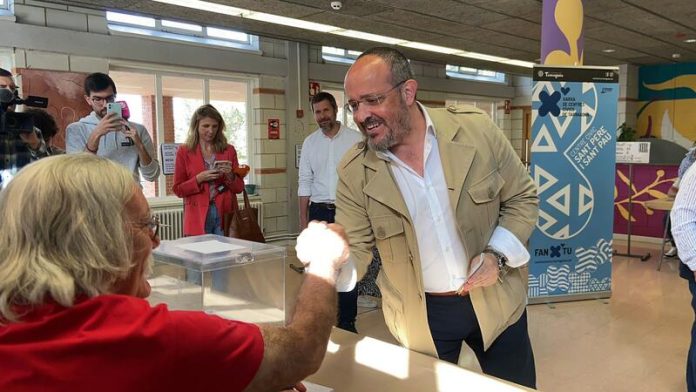 Alejandro Fernández, candidato del PPC, vota en estas elecciones