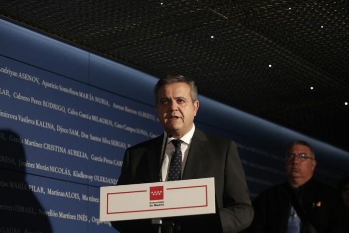La Comunidad de Madrid critica que la ministra de Sanidad se ponga detrás de una pancarta 
