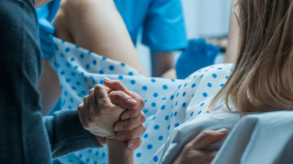 Ginecóloga hace viral la indignante acción de un marido durante el parto