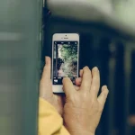 Los ciberdelincuentes podrían estar espiándote a través de la cámara de tu móvil Android o iPhone