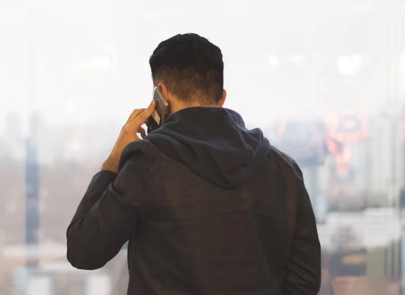 RESPONDE AL TELÉFONO CON PRECAUCIÓN