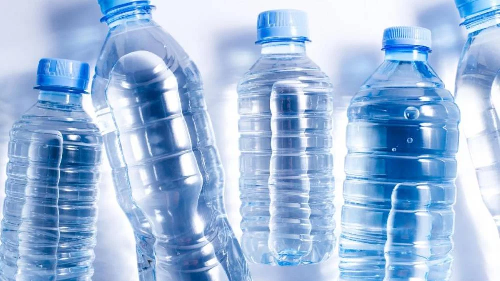 Sin saberlo estás consumiendo una tarjeta de plástico a la semana solo con el agua que bebes 1 Moncloa Cómo afecta a la salud el consumo de objetos de plástico