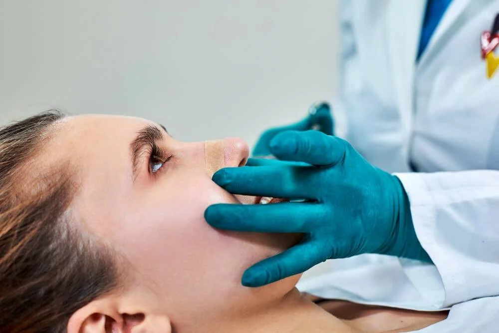 Las primeras cirugías estéticas en la antigüedad: el aterrador tratamiento médico que pocos conocen