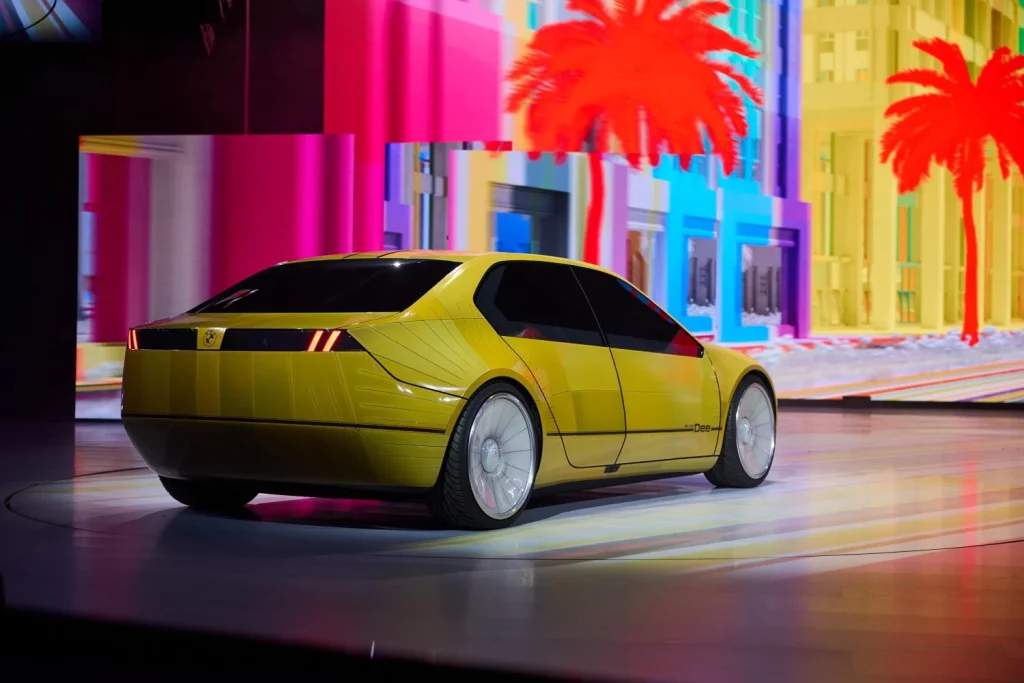 La inteligencia artificial da un paso más: así es el auto que cambia de color gracias a la IA 1 Moncloa Cómo el próximo BMW usa la inteligencia artificial