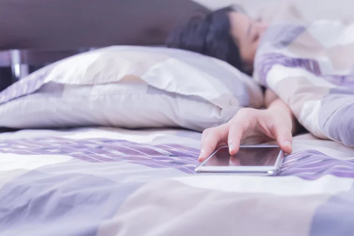 Por qué cargar el móvil cerca mientras duermes podría poner tu vida en riesgo