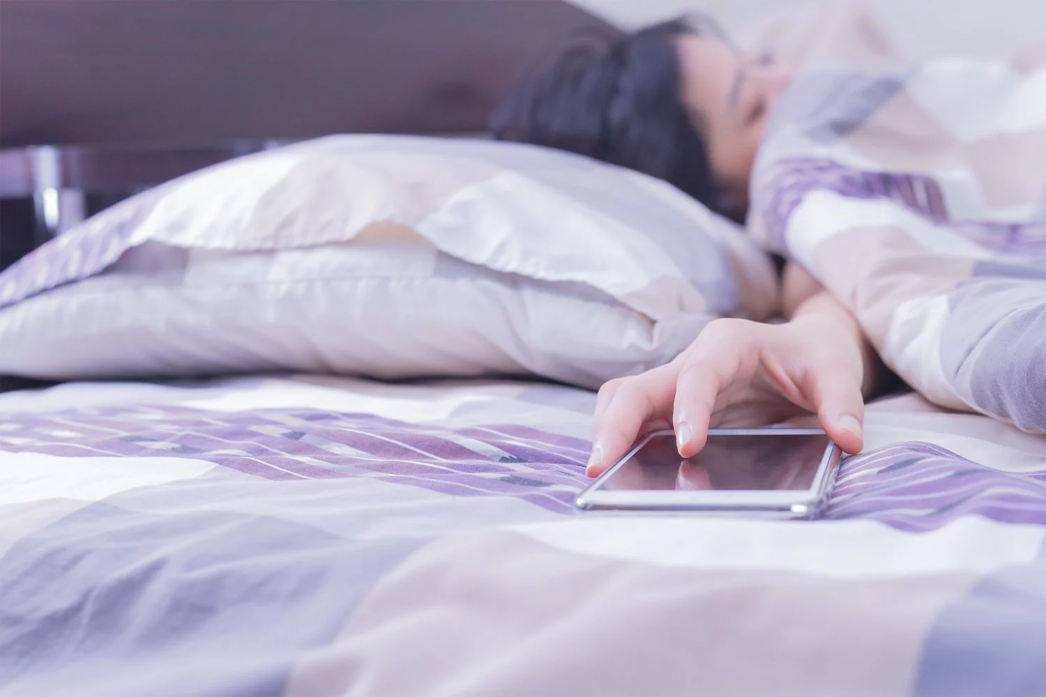 Por qué cargar el móvil cerca mientras duermes podría poner tu vida en riesgo