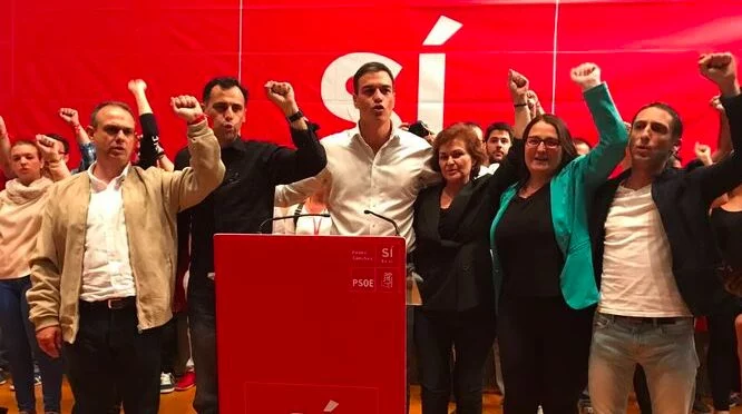Cristian Corvillo, primero por la derecha, en un acto socialista con Pedro Sánchez.