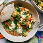Cómo preparar unos huevos a la mexicana para desayunar el domingo a lo grande